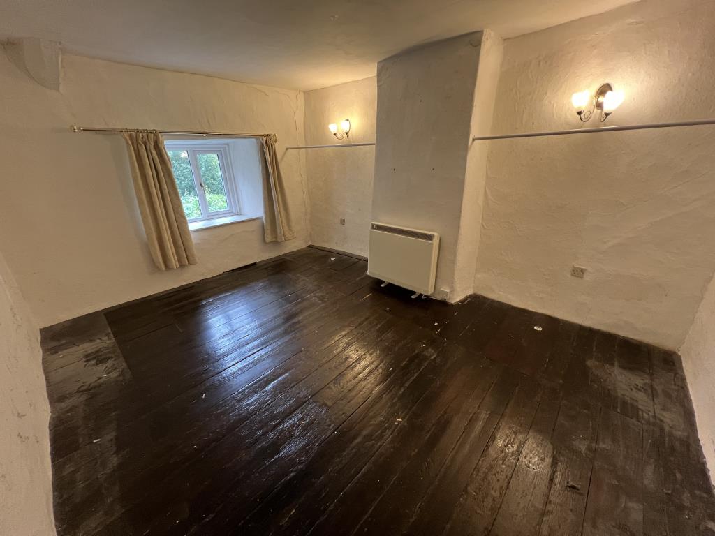 Lot: 115 - COTTAGE FOR REFURBISHMENT WITH LARGE GARDEN AND PARKING, PLUS SEPARATE PADDOCK - General view of bedroom 1